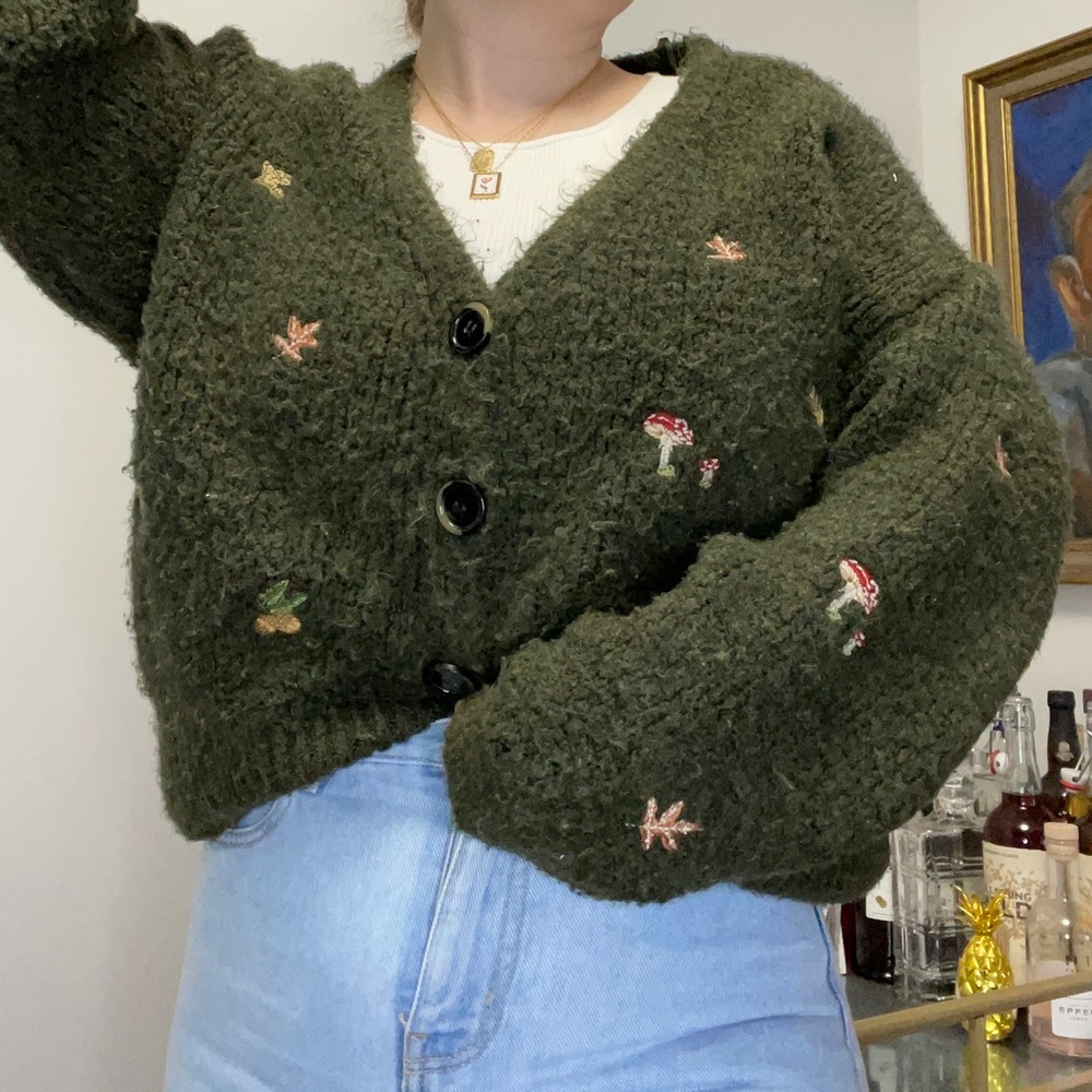 Size medium Zara knitted green sweater with fall details